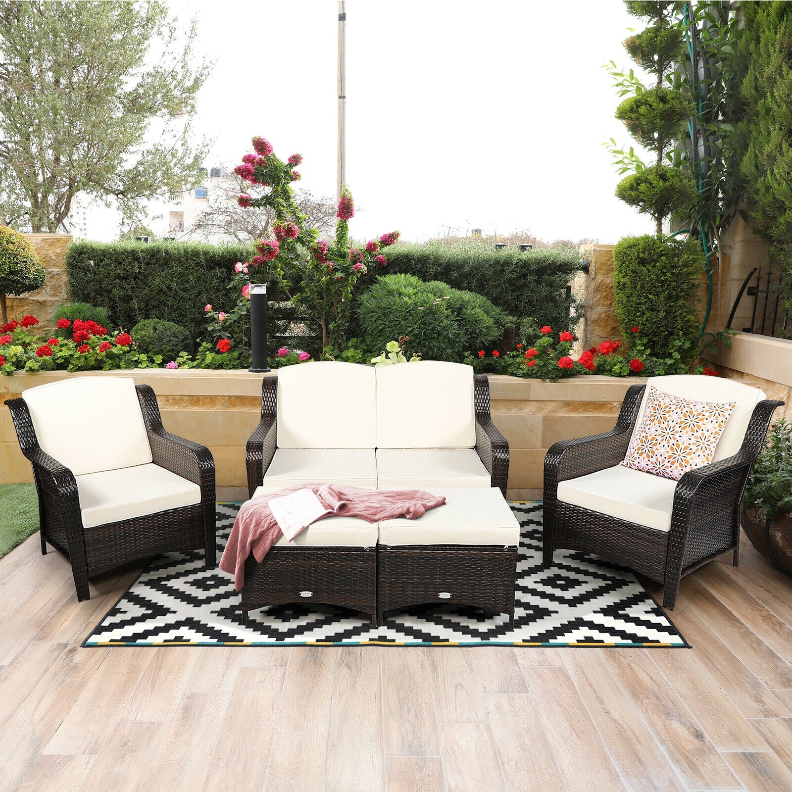 Ensemble de mobilier de patio en rotin 5 pièces avec coussins et pouf – Blanc cassé