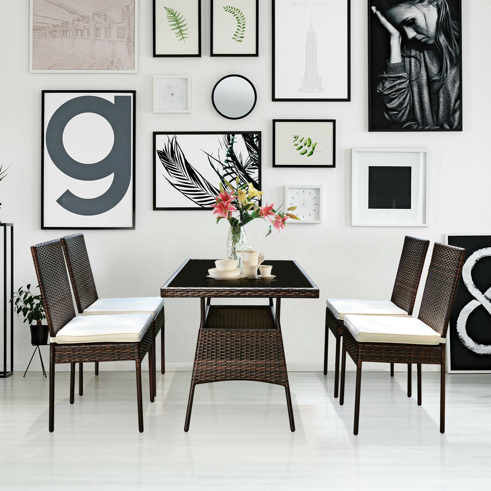 Ensemble de salle à manger 5 pièces en rotin avec table en verre et chaises à dossier haut
