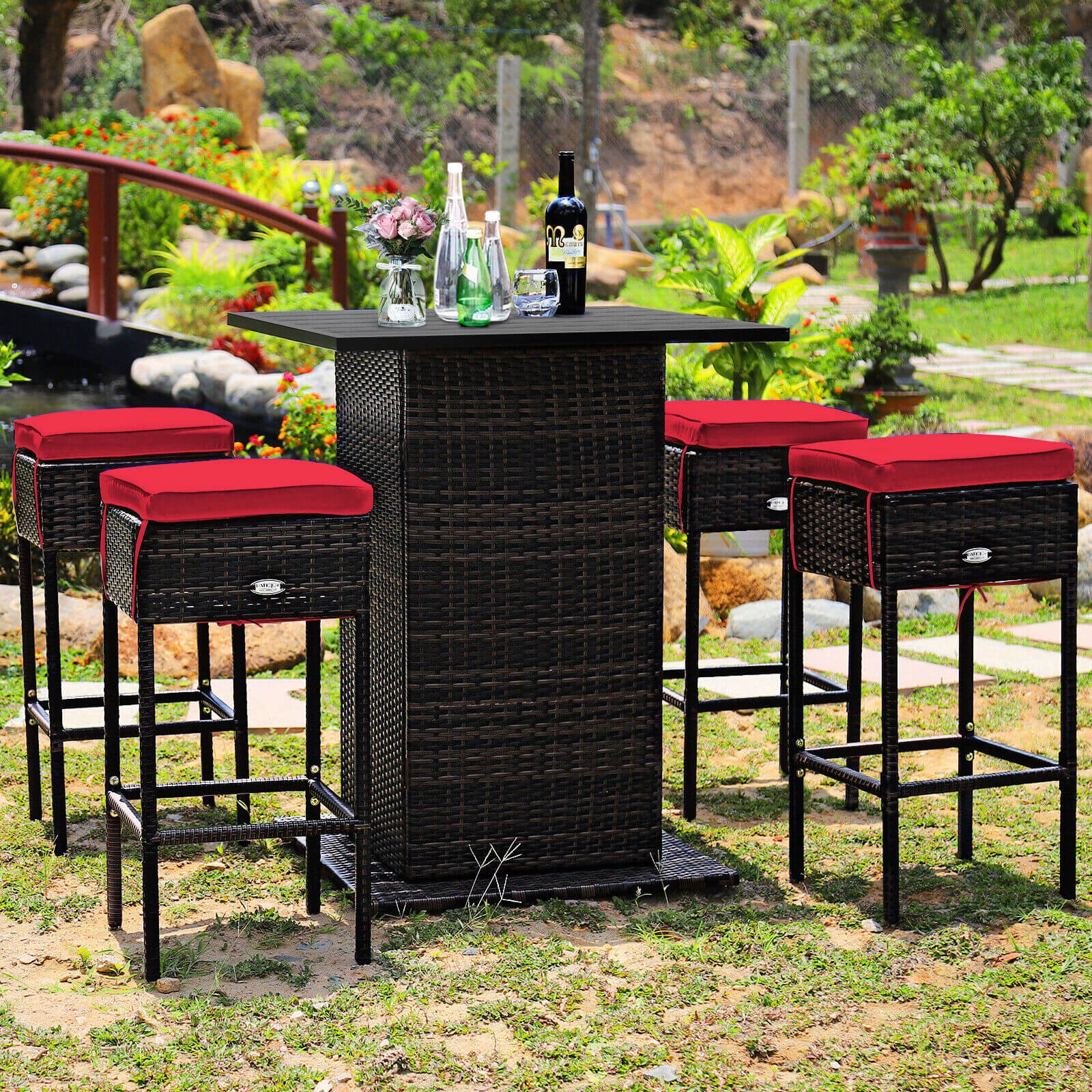 Ensemble de 5 pièces de table de bar et tabourets de patio en rotin avec étagère de rangement cachée et coussins – Rouge